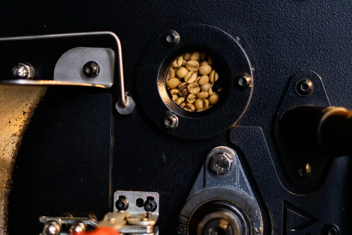 Grão de café em máquina de torra