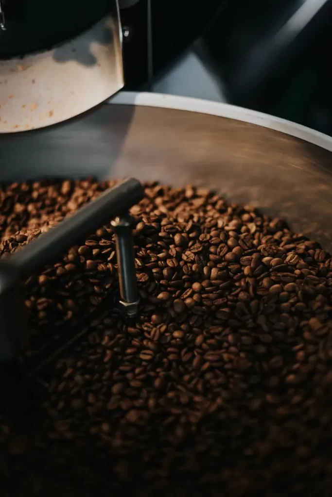 Grãos de café em máquina durante processo de torrefação