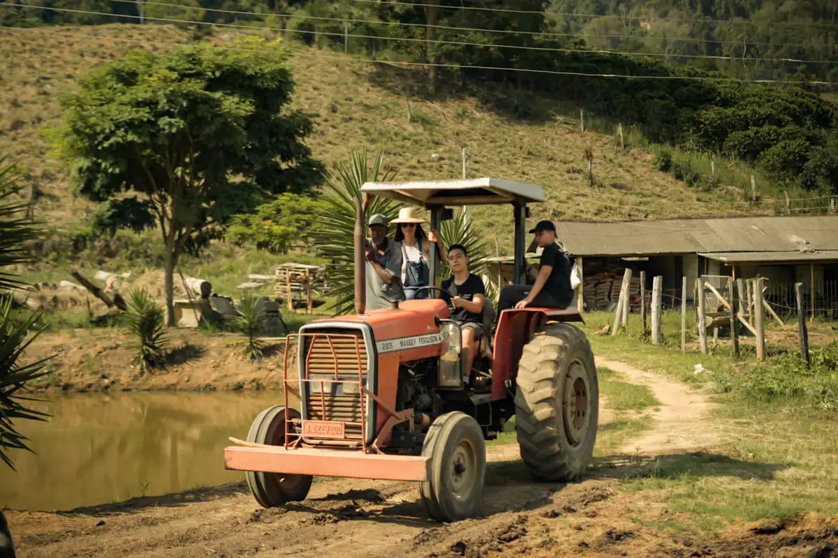 Produtores de café em trator agrícola