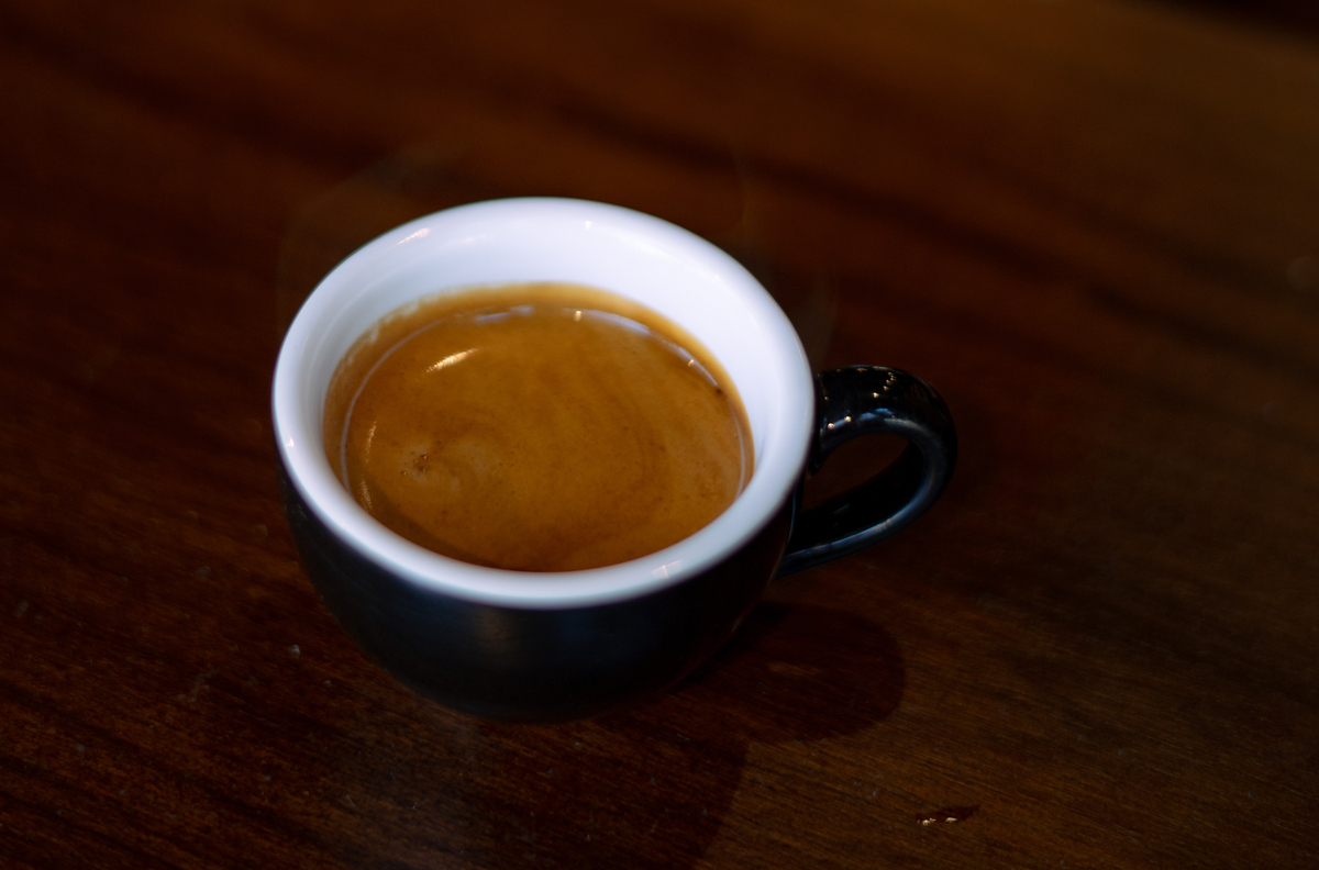 Xícara de café em mesa de madeira